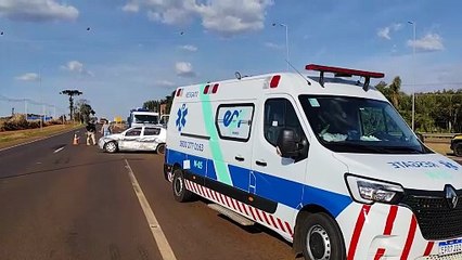 Sandero tem lateral detonada depois de acidente com carreta na BR-277, em Cascavel
