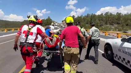 Un Guardia Nacional vuelca a profundo voladero de la Supercarretera Durango - Mazatlán; lo reportan grave