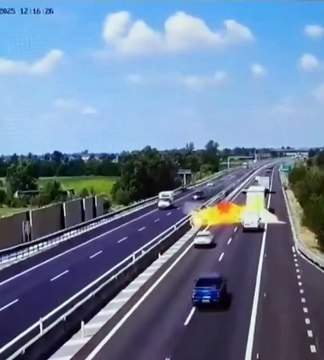 Imagens impressionantes! Avião ultraleve cai em rodovia na Itália e deixa dois mortos; veja vídeo