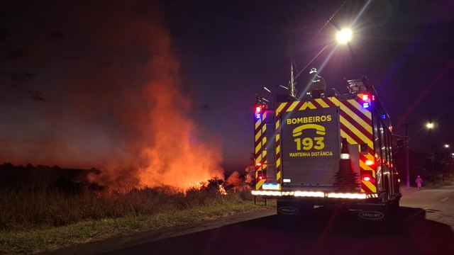 Chamas assustam moradores: incêndio ambiental é registrado na Avenida das Torres