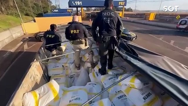 PRF, Denarc e Receita Federal apreendem caminhão carregado com agrotóxicos contrabandeados em Cascavel