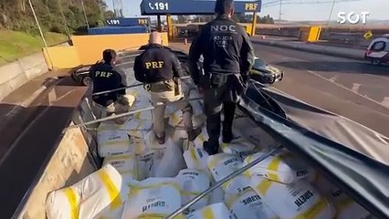 PRF, Denarc e Receita Federal apreendem caminhão carregado com agrotóxicos contrabandeados em Cascavel