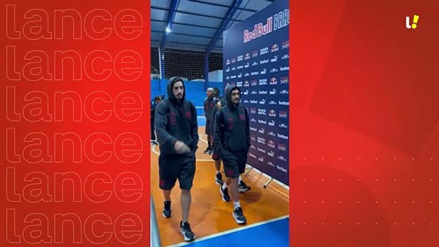 Jogadores do Flamengo na chegada ao Estádio Cicero de Souza Marques