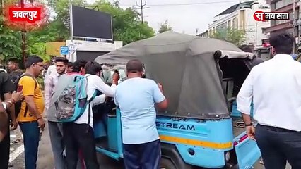 बीच सड़क पर बेकाबू घोड़ों का तांडव - आफत में आई कई लोगों की जान