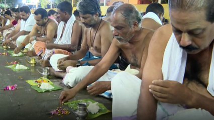 പിതൃസ്മരണയിൽ കർക്കടക വാവ്.. ബലിതർപ്പണ കർമങ്ങൾ നടത്തുന്നു..