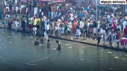 ചടങ്ങുകൾക്ക് തുടക്കം... പിതൃസ്മരണയിൽ കർക്കടക വാവ്