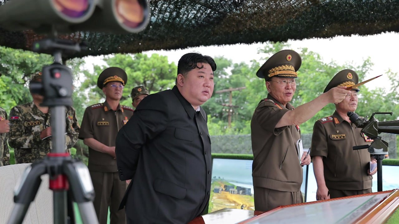 김정은, 포사격 훈련 참관...'철저한 주적 관점' 강조 / YTN