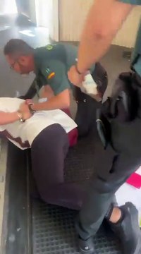 Antisémitisme : Des enfants juifs expulsés d’un vol Vueling à destination de Paris alors que la directrice du groupe âgée de 21 ans a été jetée à terre et menottée