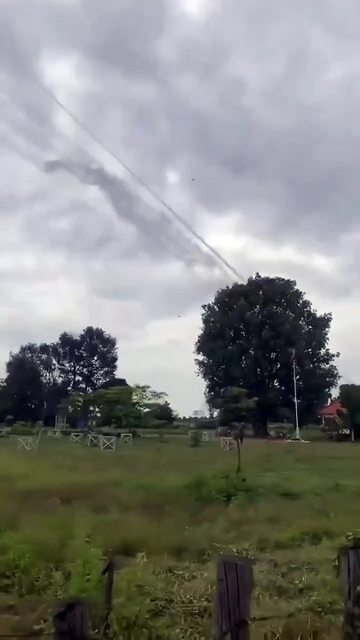 🇹🇭🇰🇭 Des affrontements sont en cours à la frontière entre la Thaïlande et le Cambodge. L’armée thaïlandaise reconnaît avoir frappé des cibles sur le sol cambodgien, alors qu’un civil thaïlandais a été tué par une frappe de l'armée cambodgienne