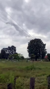 🇹🇭🇰🇭 Des affrontements sont en cours à la frontière entre la Thaïlande et le Cambodge. L’armée thaïlandaise reconnaît avoir frappé des cibles sur le sol cambodgien, alors qu’un civil thaïlandais a été tué par une frappe de l'armée cambodgienne