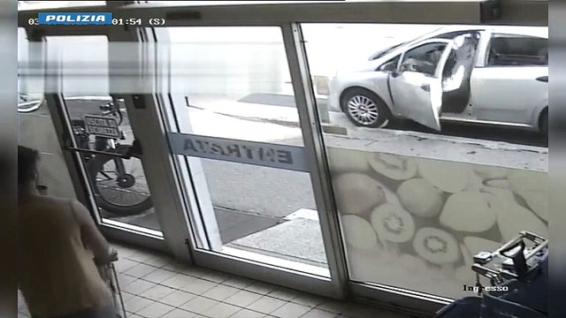 Rapine seriali a mano armata nei bar e supermercati di Monza: arrestata la banda “della porta accanto”