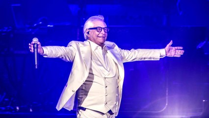 Folla di giovani per Nino D'Angelo all'Auditorium: «Molti di voi sono figli anche delle mie canzoni»
