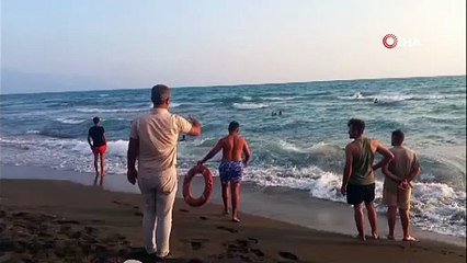 Denizde ölüm kalım savaşı! 3 kız çocuğu akıntıya kapıldı