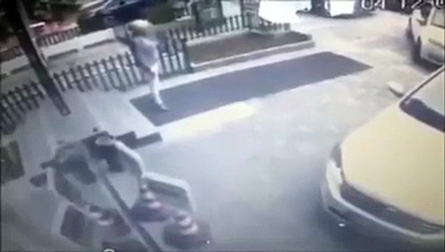 Ce conducteur fait une mauvaise blague à une piétonne