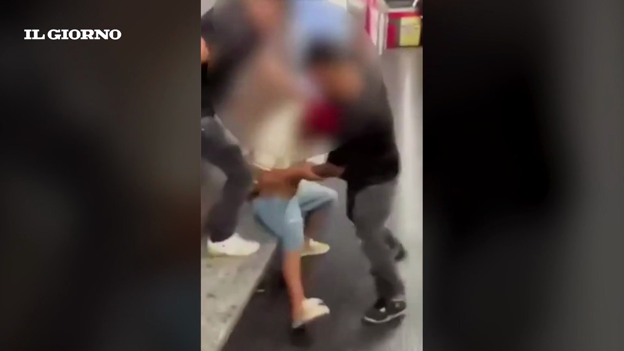 Massacrato di botte sulla metro di Milano per una maglia: il video del pestaggio dei maranza
