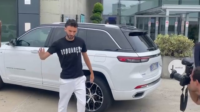 Joao Mario, foto e autografi fuori dal JMedical: ecco il nuovo terzino della Juve