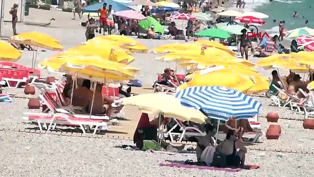 40 dereceyi aşan sıcaktan bunalanlar -2 derecelik kar odalarına koştu!