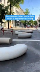 Des nouveaux bancs installés rue de la République à Lyon