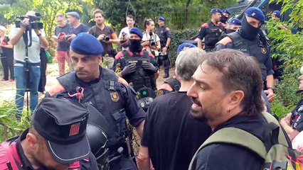 Els Mossos encapsulen la marxa independentista contra la visita de la família reial espanyola a Sant Martí Vell