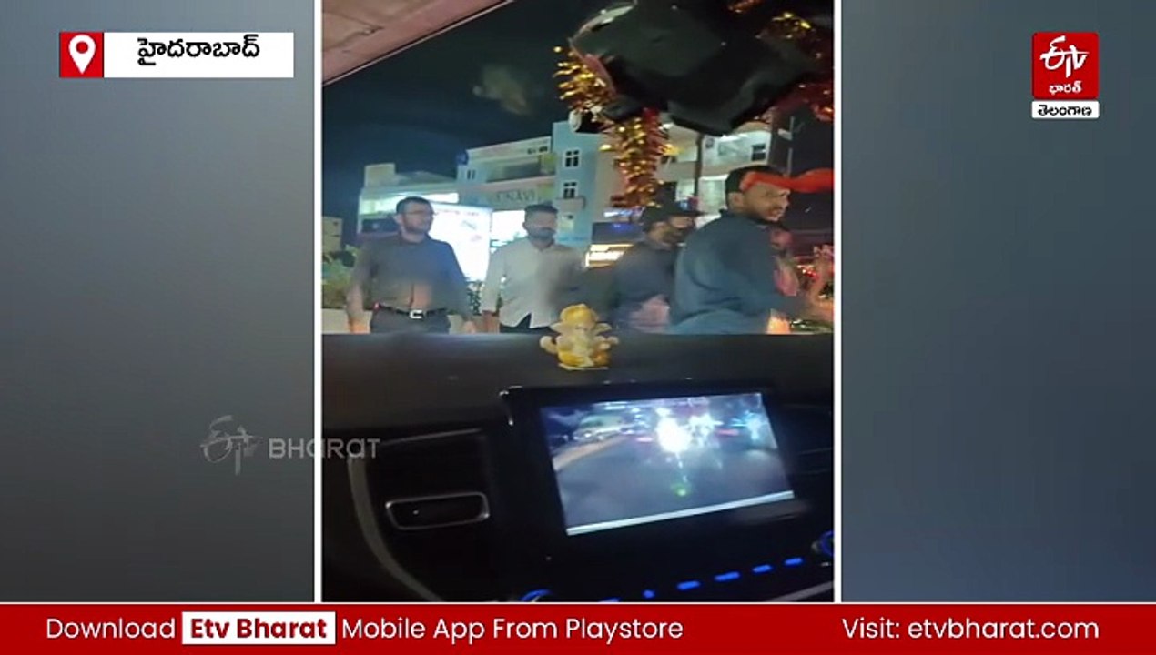 VIRAL VIDEO : 'డోర్​ తీస్తారా - అద్దం పగులగొట్టాలా' : కారు బ్యానెట్​పైకి ఎక్కి యువకుడి హల్​చల్​