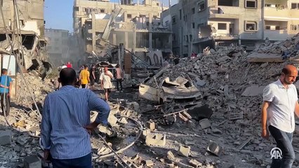 İsrail'in Bureyc Kampı'ndaki Ebu Şemale ailesine ait eve saldırı anı görüntülendi