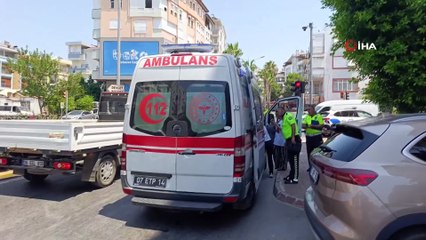 Annesinin elini bırakıp yola fırlayan küçük çocuğa motosiklet çarptı