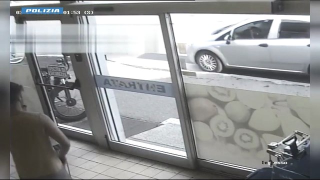 Monza, entrano al supermercato incappucciati, minacciano la cassiera con un coltello e scappano con 500 euro: arrestati