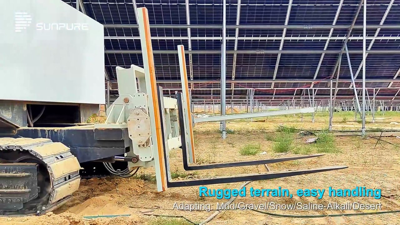 Robot chino instalando paneles solares