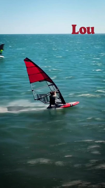 Marion Mortefon est enceinte…et championne de planche à voile ! À l’occasion de la compétition Defi Wind, on est allé recueillir ses impressions de sportive bientôt maman. ⛵️🥰