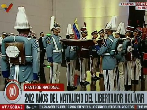 Izada de la Bandera en conmemoración de los 242 años del natalicio del Libertador Simón Bolívar
