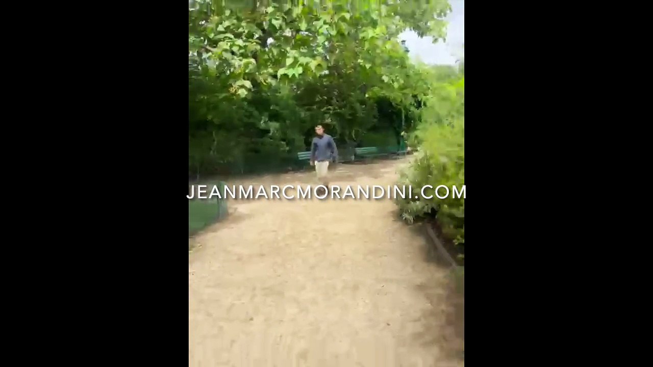 EXCLU - Les images glaçantes d'une jeune femme violemment agressée et étranglée par un homme hier au Champ-de-Mars en pleine journée ! -