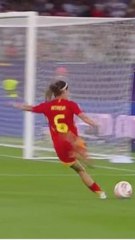 La foto que arrasa en redes: comparan el gol de Aitana con el de Iniesta