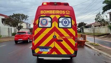 Mulher fica ferida em colisão entre moto elétrica e Sandero no bairro Maria Luiza