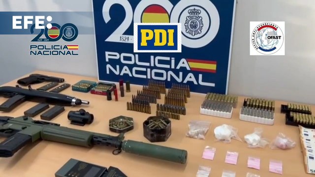 Intervienen en Terrassa dos armas de guerra y una pistola al detener a dos narcos