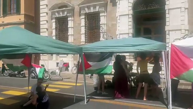 Pisa, attivisti pro Palestina bloccano il Lungarno al Rettorato: Ci sono ancora legami con Israele e il mondo militare