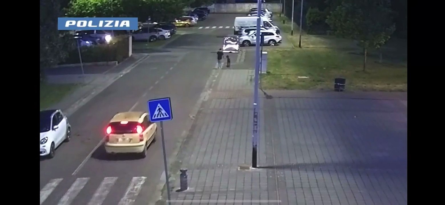 Firenze, la rapina ripresa dalle telecamere: aizza il cane contro la vittima e le porta via l'auto