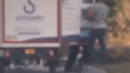 VIDEO | Empresa de aseo fue sorprendida arrojando basura en zona residencial de Barranquilla