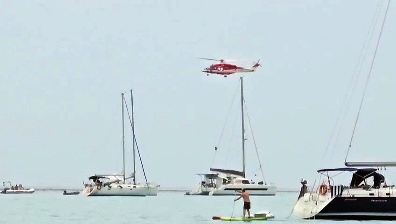 Imbarcazione incagliata alla Pelosa: le immagini delle operazioni di salvataggio