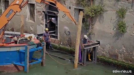 Venezia, completata messa in sicurezza del piccolo migrante di Banksy