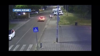 Firenze, la spaventa col dobermann e le ruba l'auto