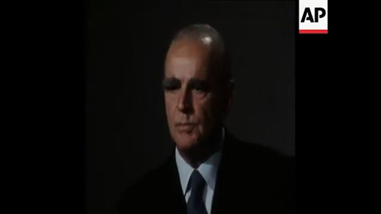 EL NUEVO PRIMER MINISTRO GRIEGO, CONSTANTINE KARAMANLIS, HACE UNA TRANSMISIÓN DE TELEVISIÓN