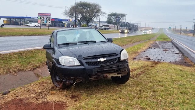 Celta se envolve em saída de pista na BR-277 em Cascavel