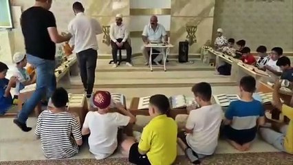 Dünya Şampiyonu Demir, minik öğrencilerle güreş tuttu