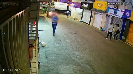 homem furtando bicicleta