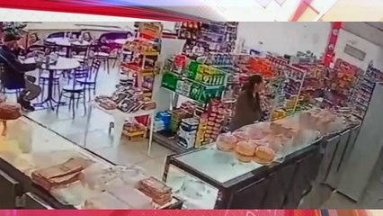 Vídeo mostra carro invadindo padaria e derrubando mesas; veja