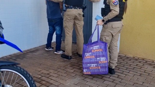 Furto frustrado: rapaz é flagrado levando perfumes e eletrônicos de casa