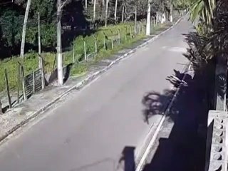 Polícia divulga imagens de suspeitos de homicídio em loja de construção