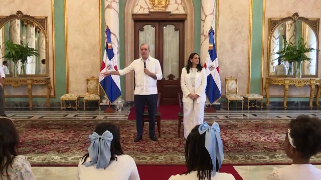 Presidente Abinader recibe y conversa con estudiantes destacados, hijos de dominicanos residentes en el exterior