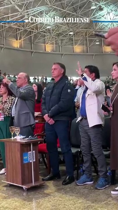 Bolsonaro participa de culto após decisão de Moraes