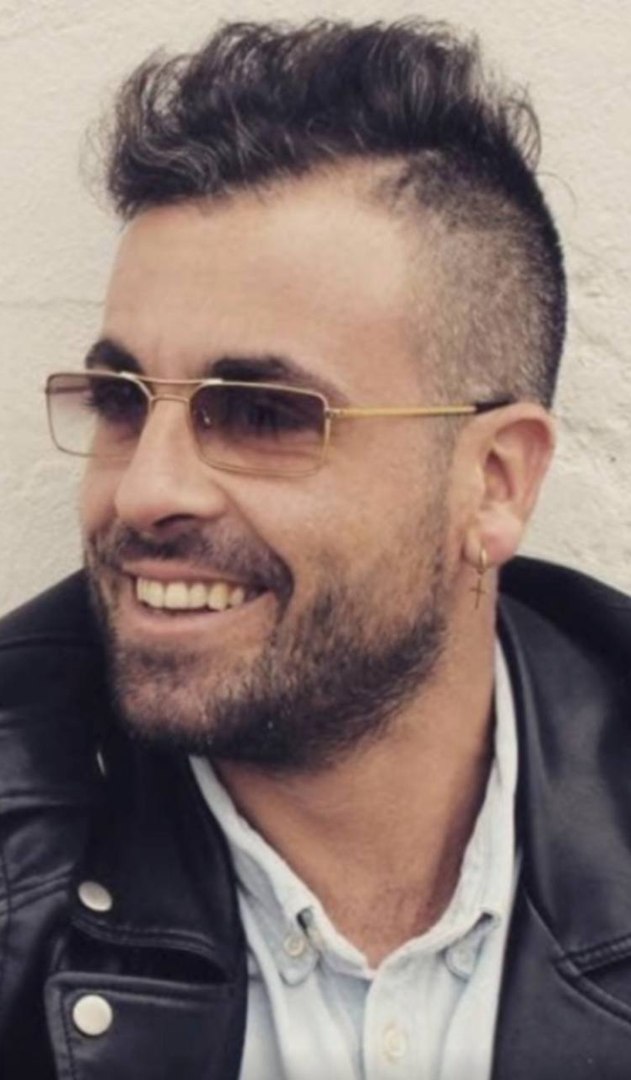 Michele Noschese, conocido art�sticamente como Dj Godzi, falleci� tras una intervenci�n policial en su domicilio. Su familia ha denunciado a la Guardia Civil y habla de un &lsquo;homicidio voluntario&rsquo;. Mientras los agentes, sostiene otra versi�n y afirman que el joven estaba bajo el efecto de alguna droga, sufr�a alucinaciones y se comportaba de modo violento. Ahora las declaraciones de uno de sus mejores amigos, que se encontraba en el lugar, podr�an dar un giro a los hechos.

El artista napolitano resid�a en Ibiza desde hac�a m�s de una d�cada. Su carrera musical, centrada en los g�neros house y tech-house, lo posicion� como una figura destacada en la escena underground europea.